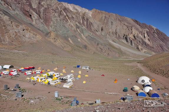 O acampamento de Confluencia, a 3.400 metros de altitude, no caminho para o Aconcágua, região de Mendoza, a oeste da Argentina